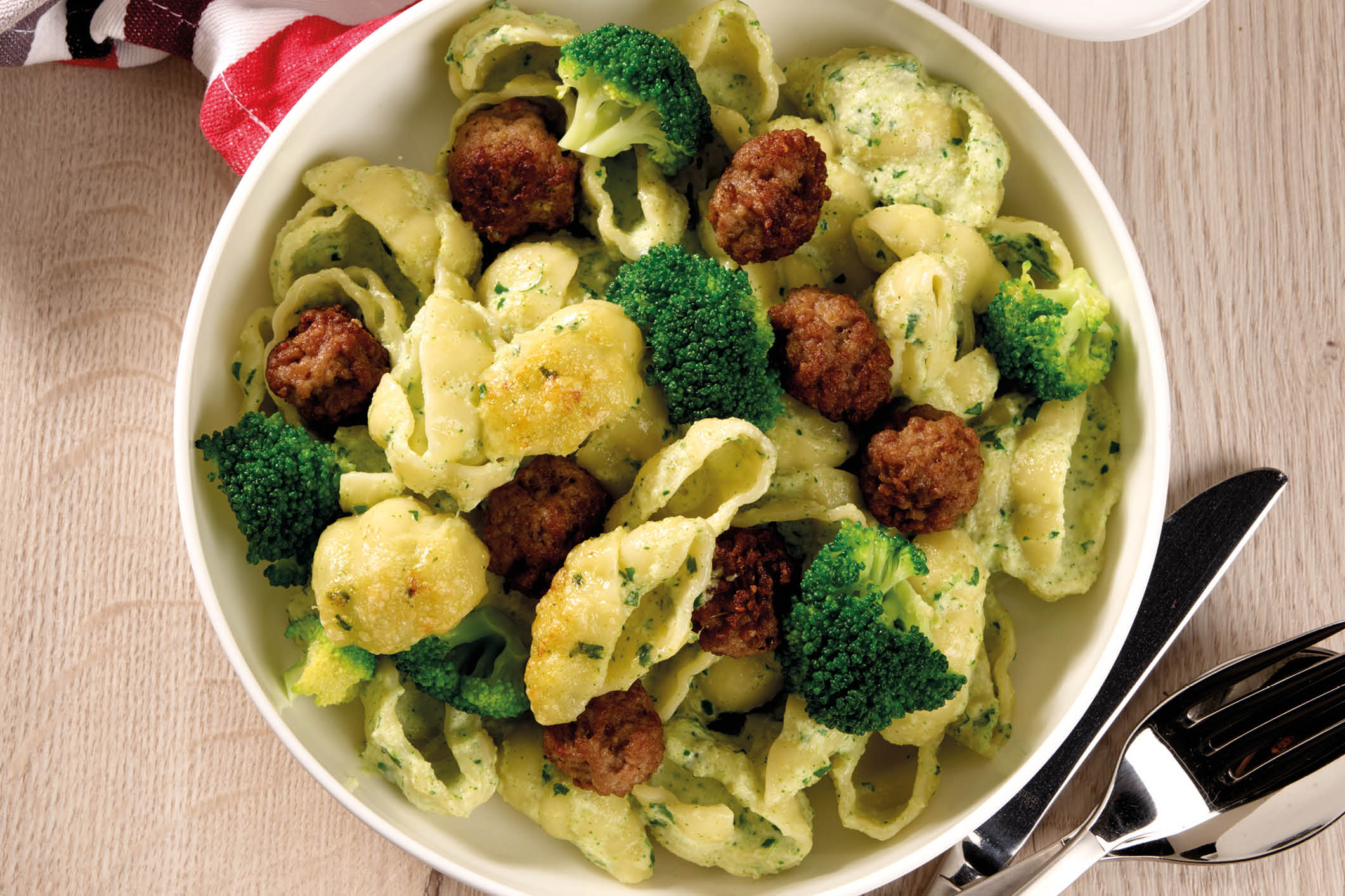 Gnocchi-pasta met gehaktballetjes, broccoli en roomsaus