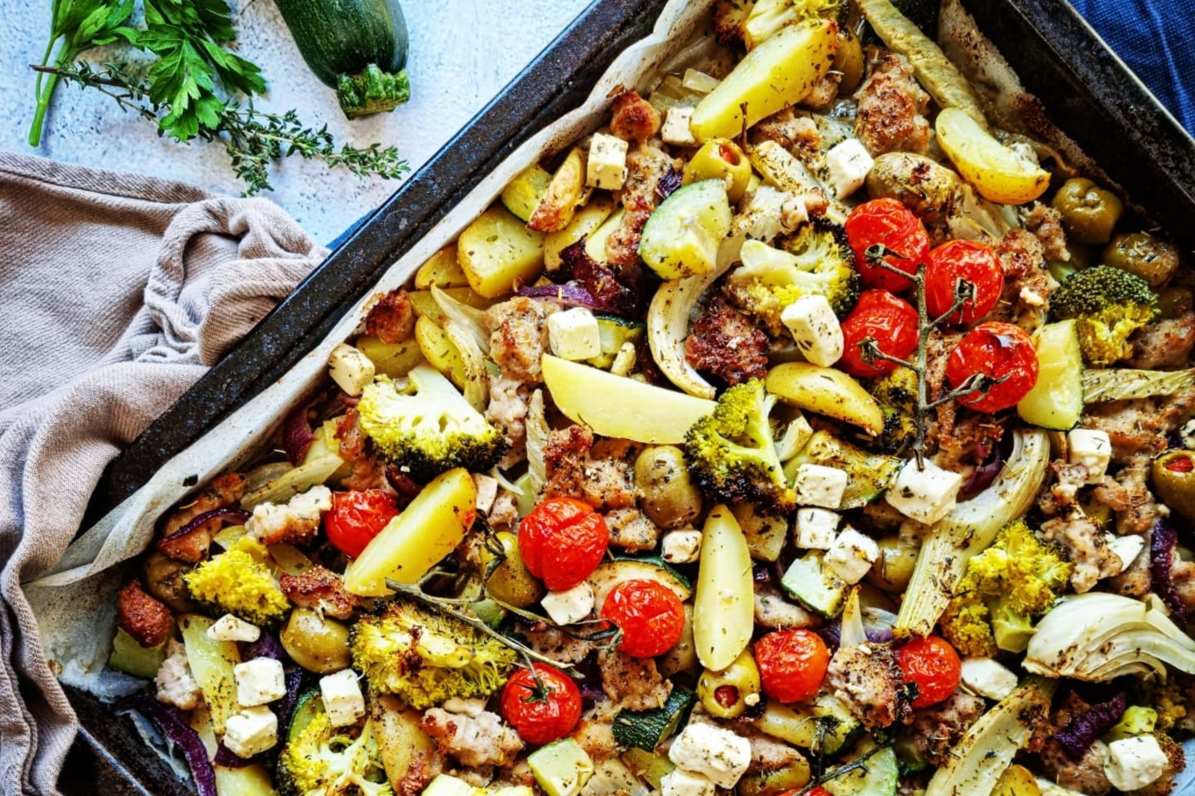 Traybake met gehakt, olijven, feta en groentjes