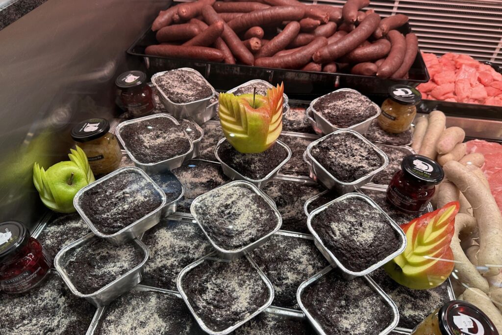 balkenbrij in toonbank keurslager lieve & patrick slagerij oudsbergen